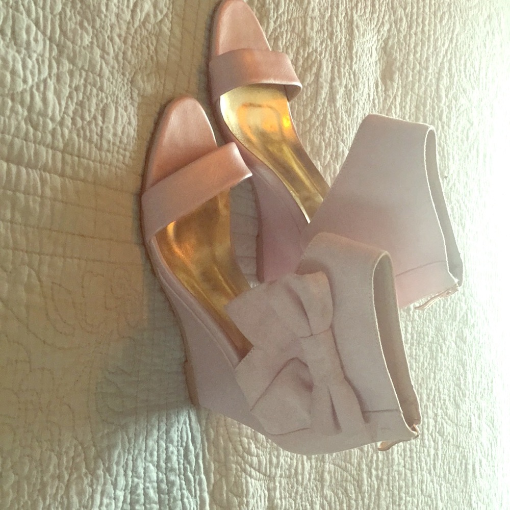 Pale pink bow suede wedge sandals size 9.
